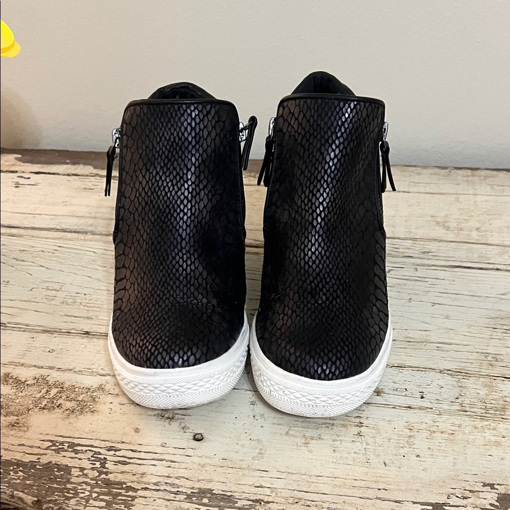 Black Textured Women's Sneakers